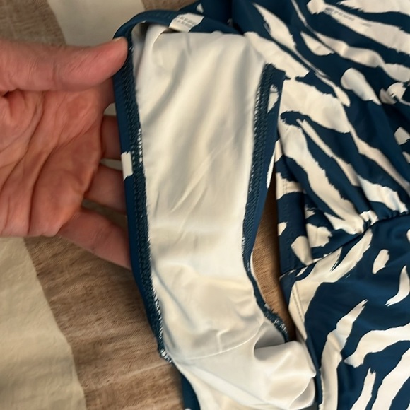 Anne Cole
JUNGLE
FEVER Printed
V-Wire
Ruched One-Piece
Swimsuit
Size 10 - Picture 12 of 15